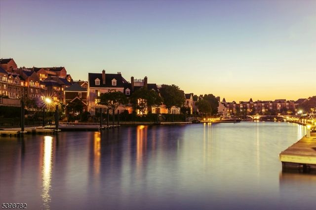 208 Shearwater Ct 15, Jersey City, NJ 07305