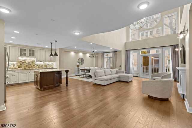 208 Shearwater Ct 15, Jersey City, NJ 07305