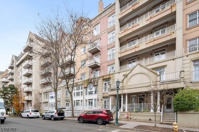 208 Shearwater Ct 15, Jersey City, NJ 07305