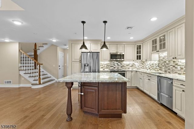 208 Shearwater Ct 15, Jersey City, NJ 07305