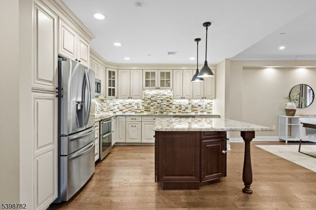 208 Shearwater Ct 15, Jersey City, NJ 07305