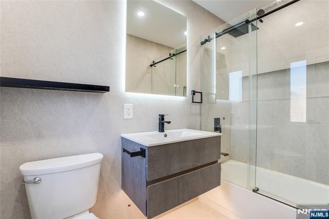 100 E Harwood Terrace, Palisades Park, NJ 07650