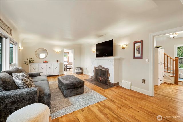 8366 6th Avenue, Tacoma, WA 98465