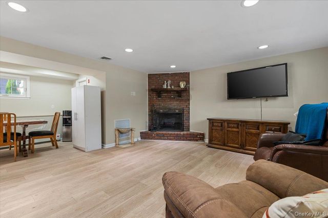 16 Taft Avenue, Bethpage, NY 11714