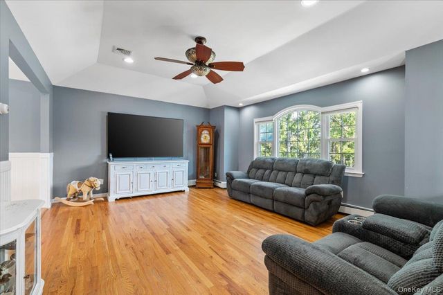 16 Taft Avenue, Bethpage, NY 11714