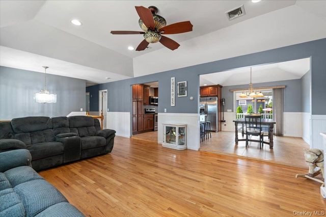 16 Taft Avenue, Bethpage, NY 11714