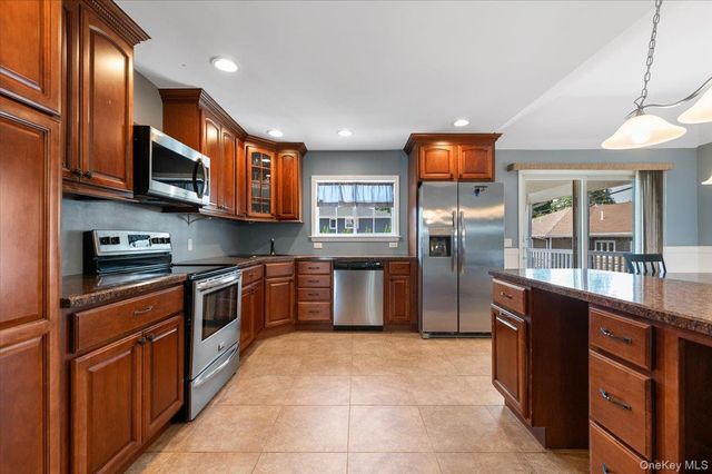 16 Taft Avenue, Bethpage, NY 11714