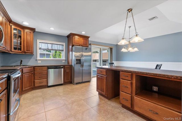 16 Taft Avenue, Bethpage, NY 11714
