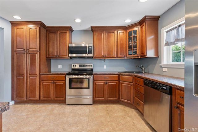 16 Taft Avenue, Bethpage, NY 11714