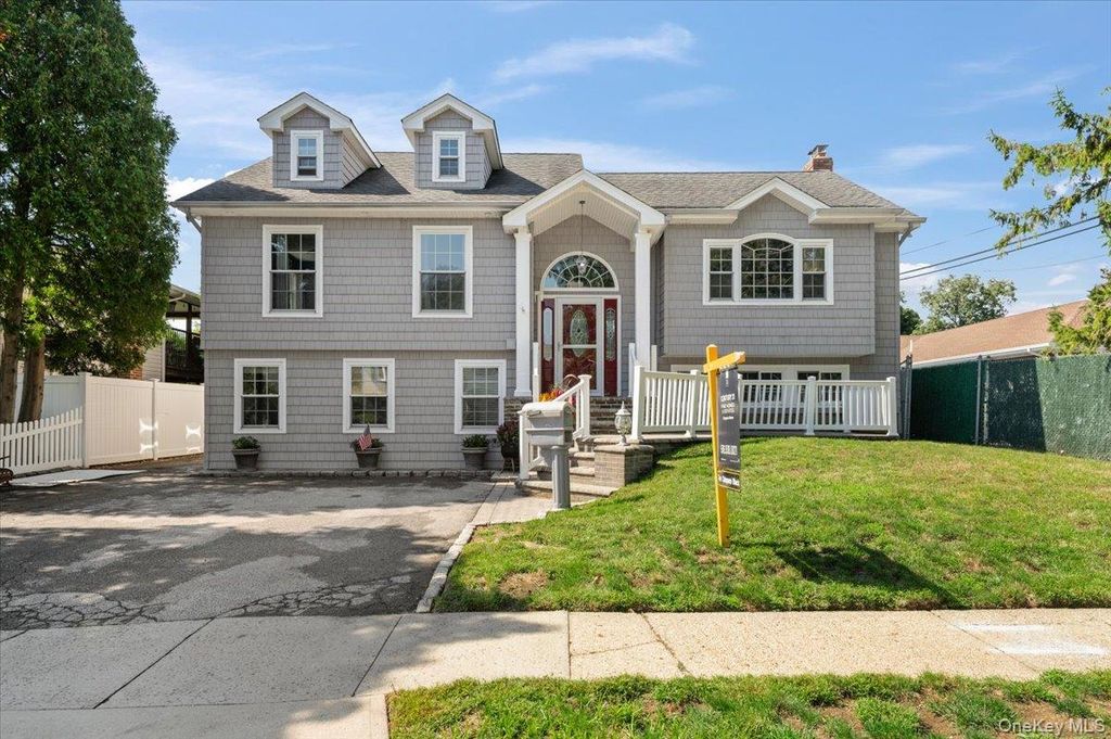 16 Taft Avenue, Bethpage, NY 11714 — photo 2