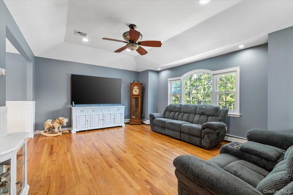 16 Taft Avenue, Bethpage, NY 11714 — photo 4