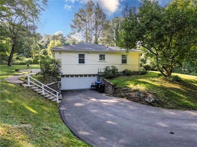 6 Old Pound Hill Road, North Smithfield, RI 02896