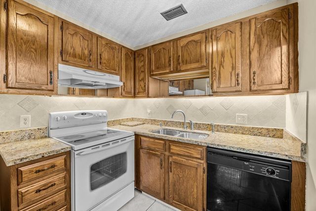 29 Lake Vista Trl Apt 205, Port St Lucie, FL 34952