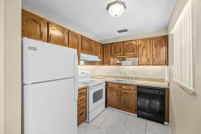 29 Lake Vista Trl Apt 205, Port St Lucie, FL 34952