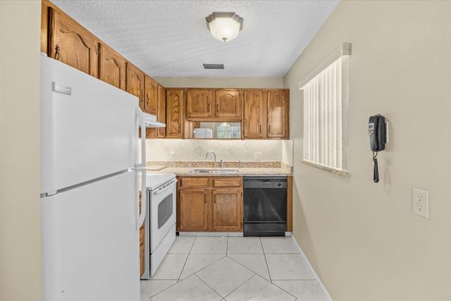 29 Lake Vista Trl Apt 205, Port St Lucie, FL 34952