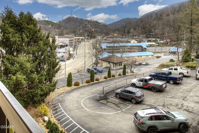 102 Baskins Creek Bypass, Gatlinburg, TN 37738