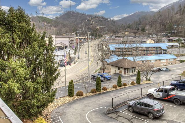 102 Baskins Creek Bypass, Gatlinburg, TN 37738