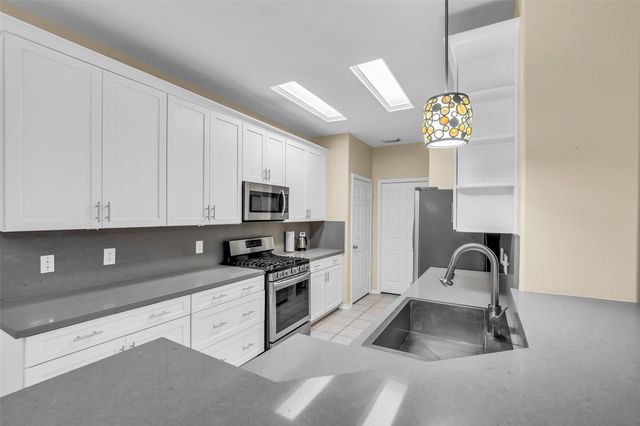 62 S Camellia Grove Circle, The Woodlands, TX 77382