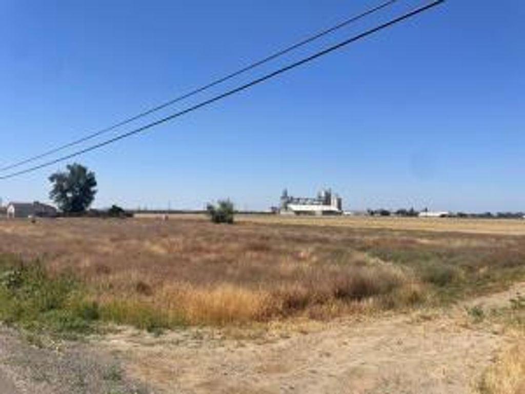 Image 2 of property listing at 12792 10th Avenue, Hanford, CA 93230