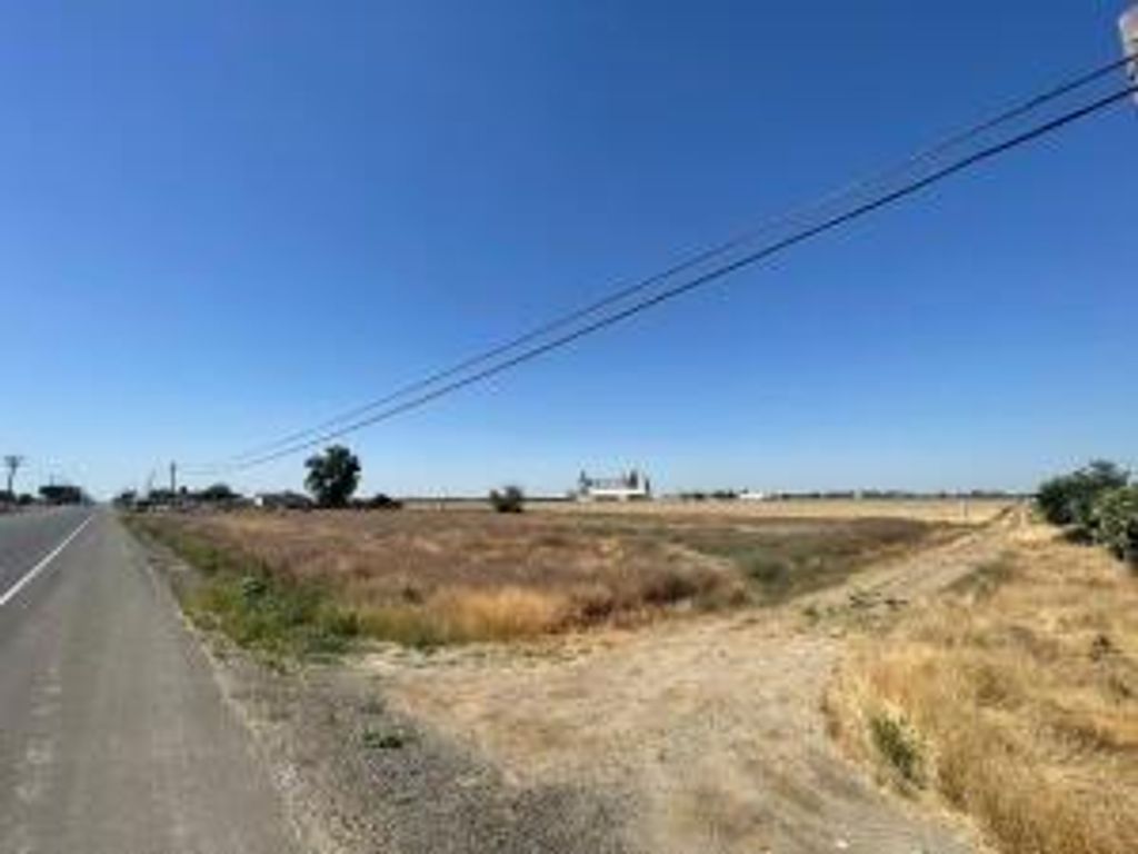 Image 3 of property listing at 12792 10th Avenue, Hanford, CA 93230