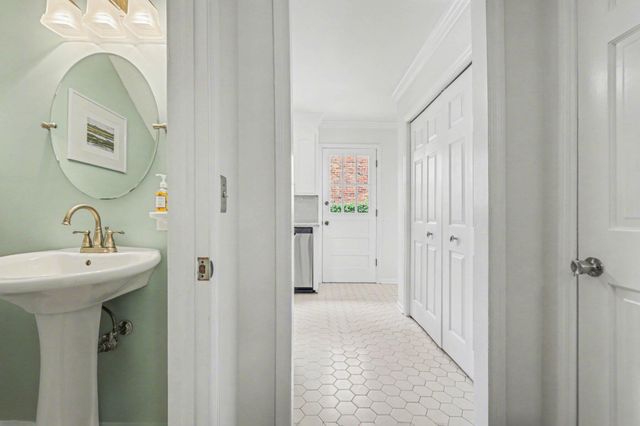 2 Gadsden Street D, Charleston, SC 29401