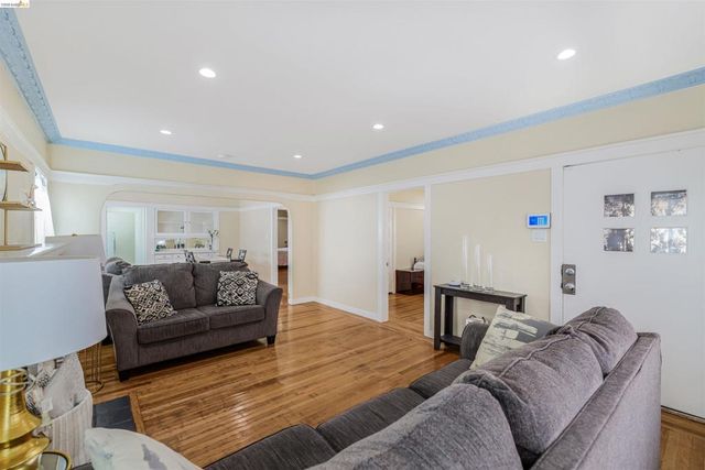 6007 San Pablo Ave, Oakland, CA 94608