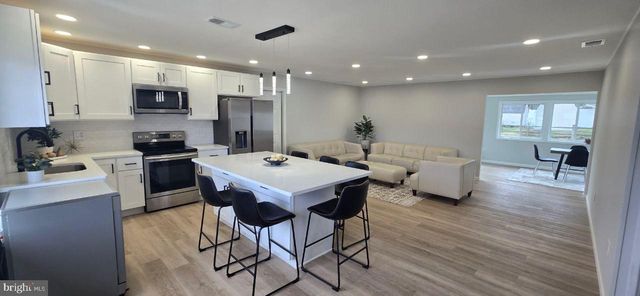 35 BEECHTREE RD, Levittown, PA 19057