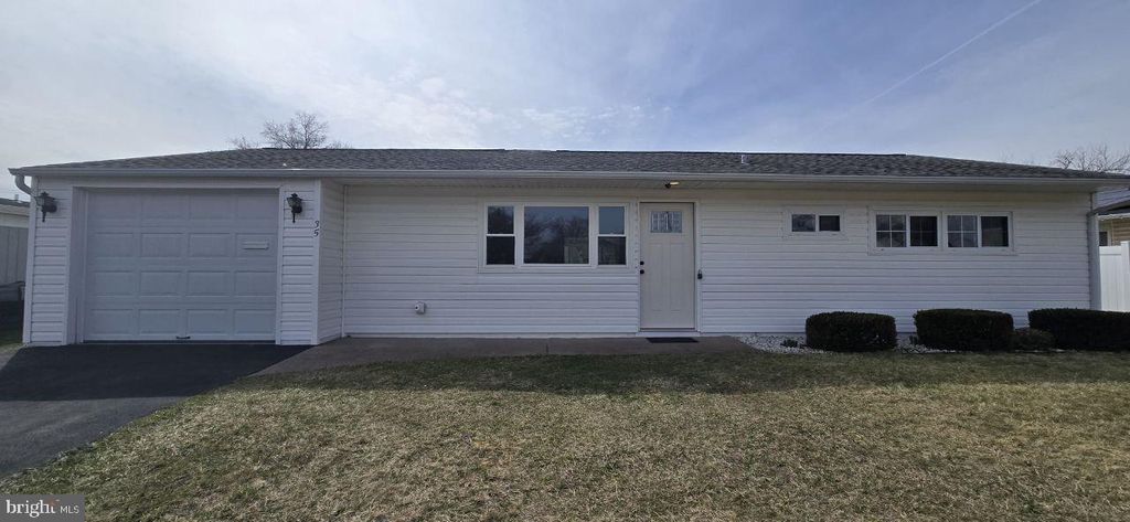 35 BEECHTREE RD, Levittown, PA 19057