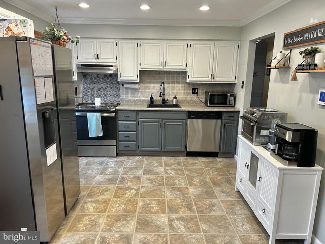 304 THACKERAY, Williamstown, NJ 08094