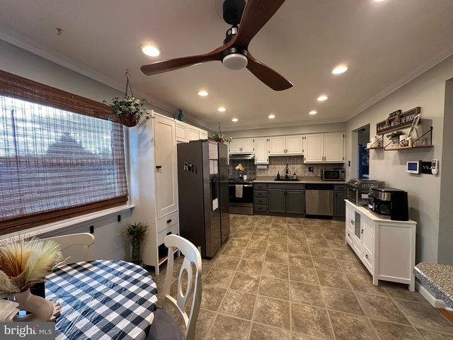 304 THACKERAY, Williamstown, NJ 08094