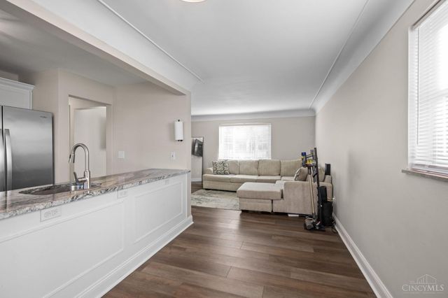 6097 W Fordham Place, Silverton, OH 45213