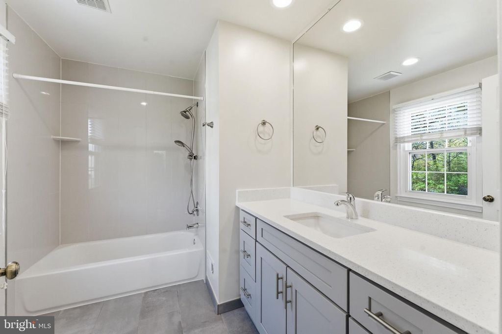 Image 20 of property listing at 14704 PINTO LN, Rockville, MD 20850