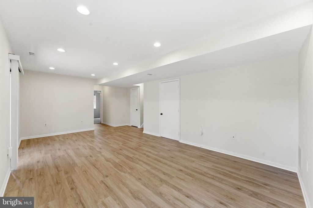 Image 24 of property listing at 14704 PINTO LN, Rockville, MD 20850