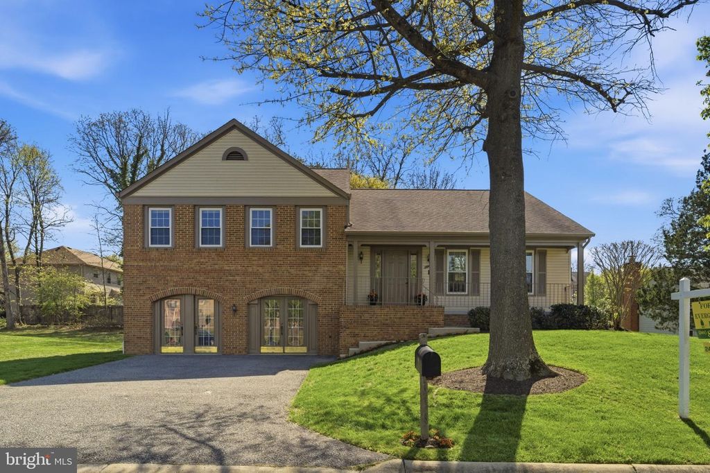 Image 3 of property listing at 14704 PINTO LN, Rockville, MD 20850