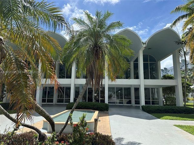 496 NW 165th St Rd D-409, Miami, FL 33169