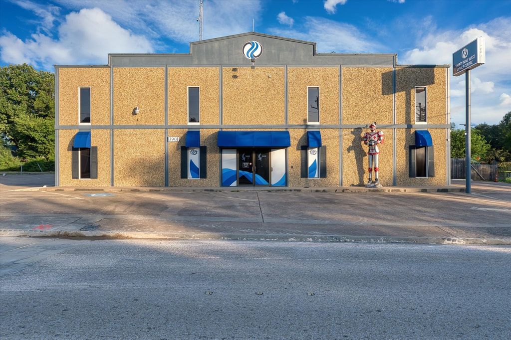 3901 W Waco Drive, Waco, TX 76710