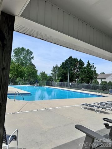 6528 Forest Cross Drive, Charlotte, NC 28216