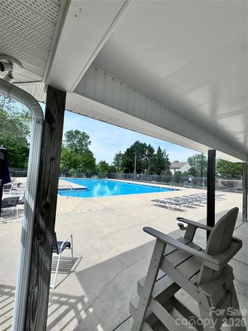 6528 Forest Cross Drive, Charlotte, NC 28216