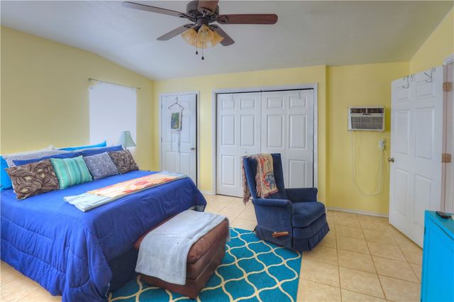 802 Mission St, Rockport, TX 78382