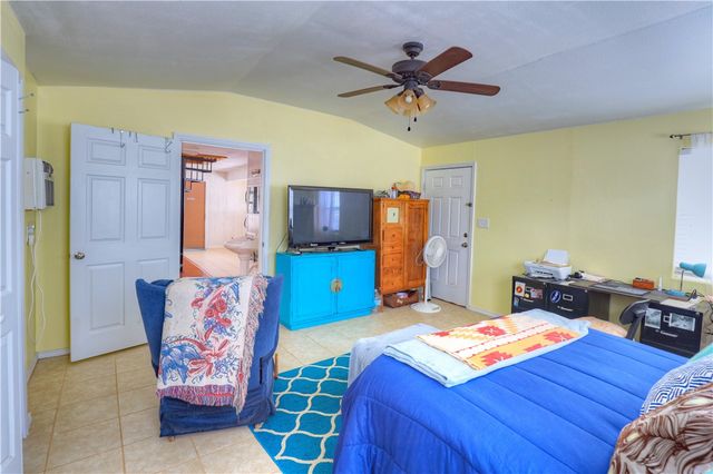 802 Mission St, Rockport, TX 78382