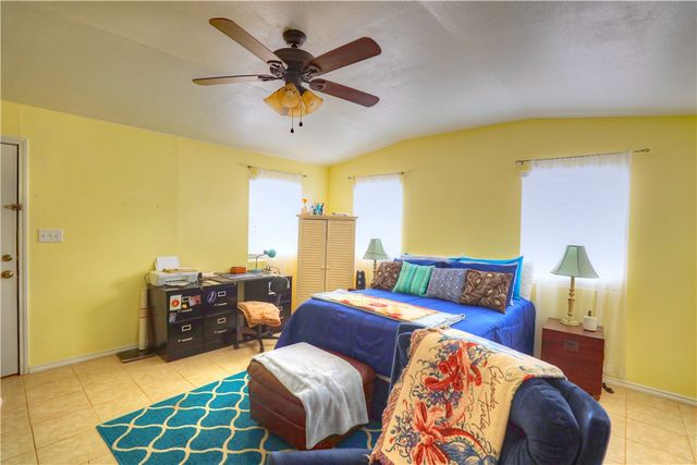 802 Mission St, Rockport, TX 78382