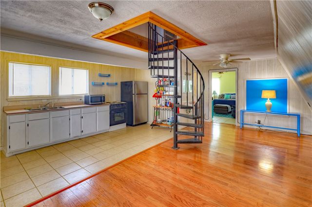 802 Mission St, Rockport, TX 78382