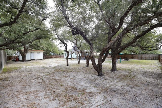 802 Mission St, Rockport, TX 78382