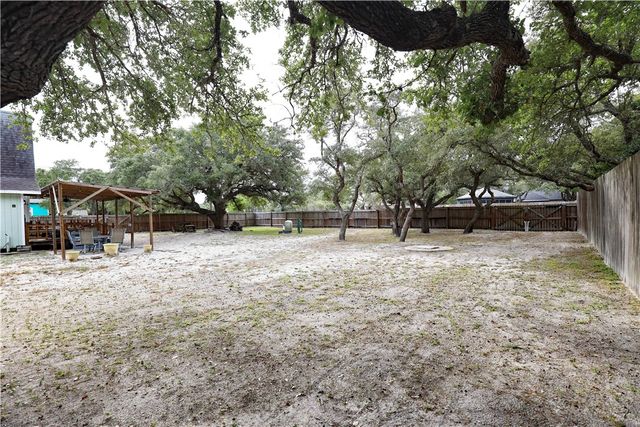 802 Mission St, Rockport, TX 78382