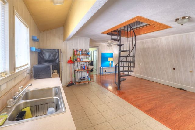 802 Mission St, Rockport, TX 78382