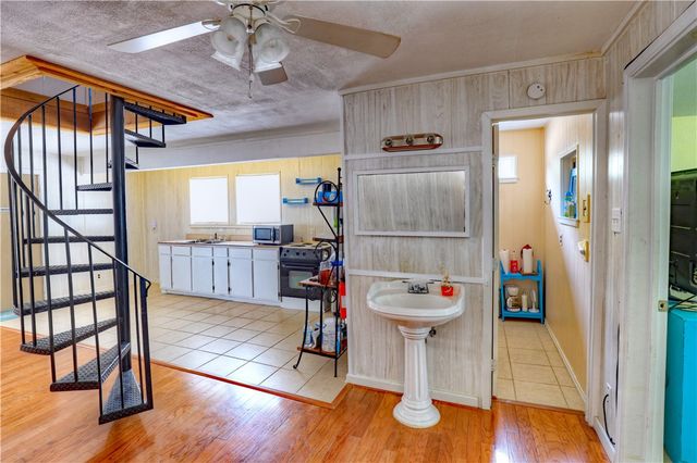 802 Mission St, Rockport, TX 78382