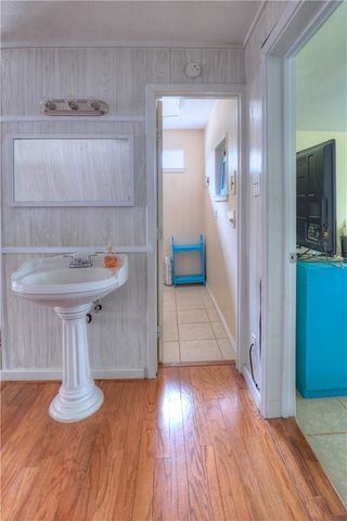 802 Mission St, Rockport, TX 78382