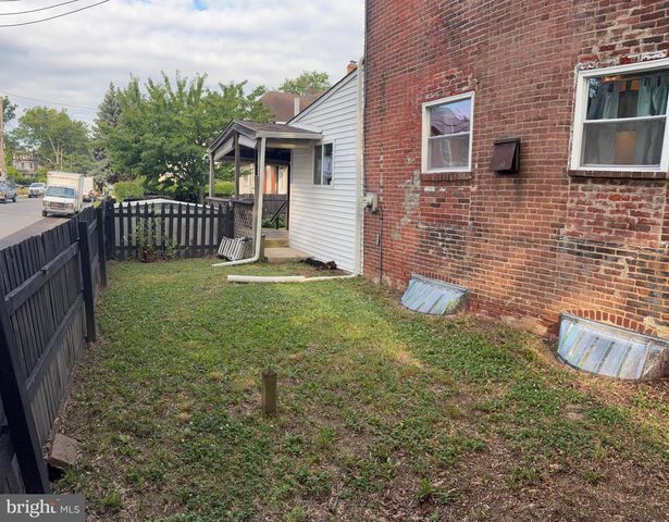 300 CLIFTON AVE, Collingdale, PA 19023