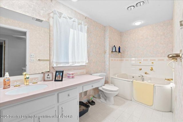 1418 Chester Road, Lansing, MI 48912