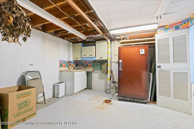 1418 Chester Road, Lansing, MI 48912